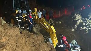 Su kuyusu açarken toprak altında kalan baba ile oğlu kurtarıldı