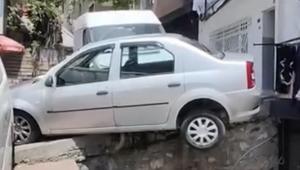 Beyoğlunda yokuştan kayan kargo aracı otomobile çarptı: Araç askıda kaldı