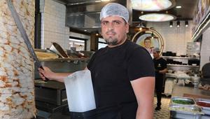 Adana’da sıcakla mücadelede ilginç yöntem Döner ustası vücuduna kalıp buz bağladı