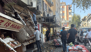 Gölcük’te klima tadilatı sırasında çökme 2 usta yaralandı, bir kişi içeride mahsur kaldı