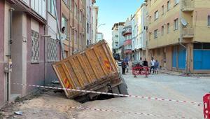 Eskişehirde hafriyat kamyonu, çöken yoldaki çukura düştü