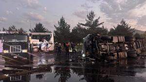 Kayseri’de yolcu otobüsü, yakıt tankeri ile çarpıştı Yaralılar var
