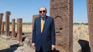 Ahlat’ta Cumhurbaşkanı Erdoğan heyecanı Vatandaşlar Millet Bahçesi’ne akın etti