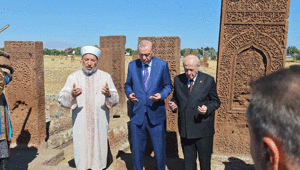 Cumhurbaşkanı Erdoğan Ahlat Selçuklu Kabristanını ziyaret etti