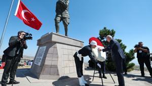 Kocatepe’den İzmir’e Türk bayrağı TBMM Başkanı Kurtulmuş, sporculara emanet etti