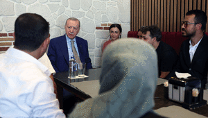Cumhurbaşkanı Erdoğan, Çengelköyde esnafı ziyaret etti