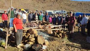 7 asırlık Eren Dede geleneği için zirveye çıktılar 42 metre uzunluğundaki türbenin sırrı