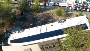 İzmir’de feci kaza Çarpışan otobüs ve otomobil şarampole devrildi: 2 ölü