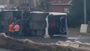 İstanbulda havalimanı personelini taşıyan otobüs devrildi Yaralılar var