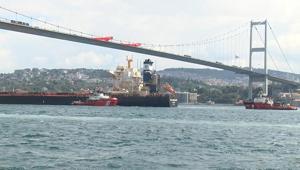 290 metrelik gemi İstanbul Boğazından geçti Trafik durduruldu