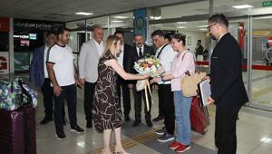 Van-Tahran arasında ilk uçuş gerçekleşti: İranlı turistler çiçeklerle karşılandı