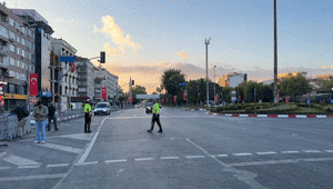 İstanbulda Zafer Bayramı kutlamaları nedeniyle bazı yollar trafiğe kapatıldı