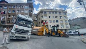 Kağıthane’de korku dolu anlar Damper havadayken bir anda yan yattı
