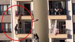 Balkondan düşmek üzere olan çocuğu balkondan tırmanarak kurtardı