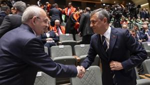 Özgür Özelden Kılıçdaroğlu ile tokalaşma eleştirilerine cevap: 80 yaşında adam...