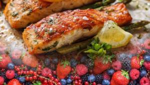 Orman meyveli salsa soslu somon 25 dakikada hazır Hem acı hem tatlı