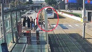 Tramvayın önüne koşan çocuğu son anda kurtardı