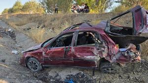 Karşı şeritteki iki otomobile çarptı Ölü ve yaralılar var