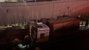 Avcılarda asfalt kamyonu alt geçide düştü: Yol çift yönlü trafiğe kapatıldı