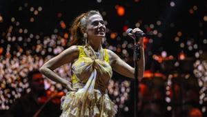 İzmirde Yıldız Tilbe coşkusu On binlerce kişi hep bir ağızdan söyledi