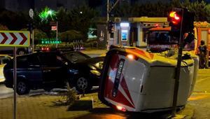 Üsküdar’da, kamyonetle çarpışan hafif ticari aracın sürücüsü yaralandı