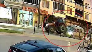 Tarım işçilerini taşıyan minibüs, park halindeki traktöre çarptı 10 kişinin yaralandığı kaza kamerada