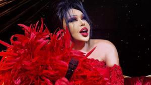 Diva şov Bülent Ersoyun elmalı kostümü olay oldu