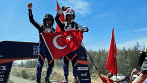 Ali Türkkandan tarihi başarı Dünya Gençler Ralli Şampiyonası’nı kazanan ilk Türk pilot oldu