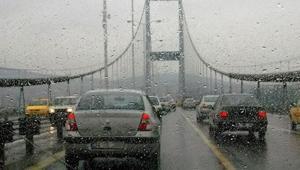 İstanbulda yağış başladı: Trafik yoğunluğu yüzde 83ü gördü