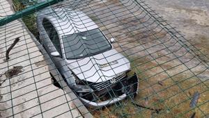Zeytinburnu’nda şaşkına çeviren kaza Park etmek isterken otomobiliyle 3 metre yükseklikten boş araziye düştü