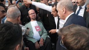 Cumhurbaşkanı Erdoğanın otobüsü durdurup yanına gittiği engelli genç anlattı: Benim için unutulmaz bir dakikaydı