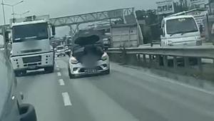 Trafikte şaşkına çeviren olay Görenler gözlerine inanamadı