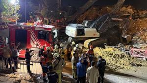 Son dakika Küçükçekmecede yıkım yapılan 6 katlı bina çöktü: Ekipler olay yerinde