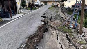 Rize’de sel felaketi Yol 60 santimetre çöktü, istinat duvarı ayakta kaldı: Bir anda her şey bitti