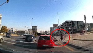 Ankara’da motosikletli kurye yayaya çarptı Kaza anı kamerada