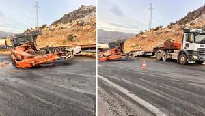 Adıyamanda tırdaki kepçe düştü Yol trafiğe kapandı