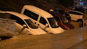 Ankarada sel nedeniyle yol çöktü Çok sayıda araç hasar gördü