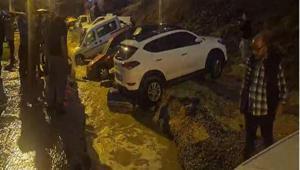 Ankara’da sel sonrası facia Yol yarıldı 20 araç çukura düştü