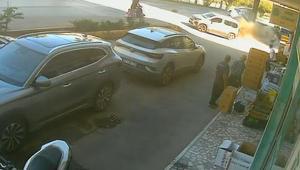 Alanyada feci kaza Önce yayaya ardından duraktaki karı kocaya çarptı