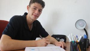 Münir’in YKS başarısı Savaş, deprem ve maddi zorluklara rağmen pes etmedi: Tıp fakültesi hayali gerçek oldu