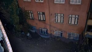 Şiddetli yağışlar toprak kaymasına neden oldu Binadaki 25 kişi tahliye edildi