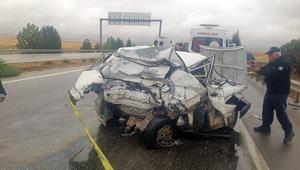 Eskişehirde TIR dehşeti Otomobil hurdaya döndü: 2 ölü