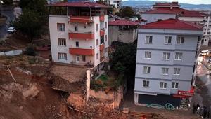 Kahramanmaraş’ta temel kazısında toprak kaydı, 2 bina boşaltıldı