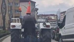 Boluda şaşkına çeviren manzara Kafasına duba taktı... Traktörle trafikte ilerledi