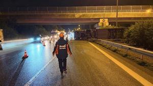 Düzcede feci kaza Anadolu Otoyolunda parfüm yüklü tır devrildi