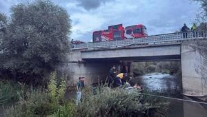 Kahramanmaraşta feci kaza Köprüden düşen otomobildeki polis memuru ve yeğeni öldü