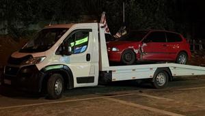 Karşı yönden gelen aracın sıkıştırdığı otomobil park halindeki araçlara çarptı; 1i ağır 3 yaralı
