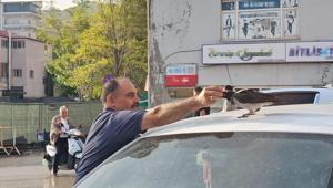 Bitlis’te gülümseten dostluk Hasta halde bulduğu karga, 40 yıllık kasabın dükkanını mesken tuttu