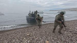 Foça’da komandolardan deniz hücum harekatı eğitimi Görüntüler paylaşıldı