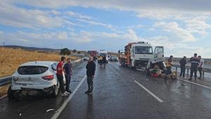 Adıyamanda zincirleme trafik kazası: 4 araç karıştı, 6 yaralı